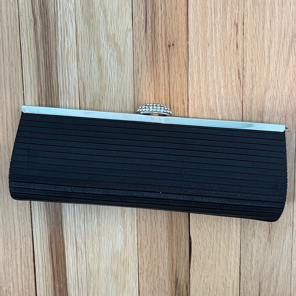 Satin like evening bag with rhinestone clasp.
